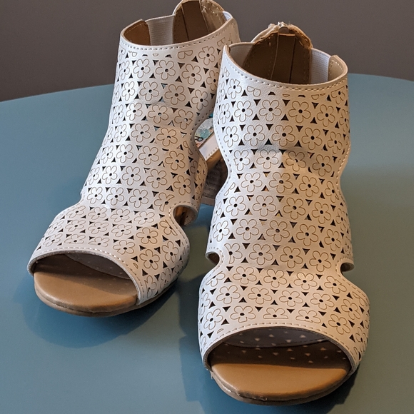 Girls youth sandals with small heal - Picture 1 of 2